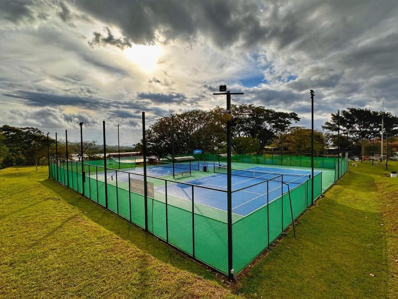 Cr Mariposa Rentals Comfortable Penthouse, Ac, Pool, Gym, Tennis Santa Ana  Exterior foto